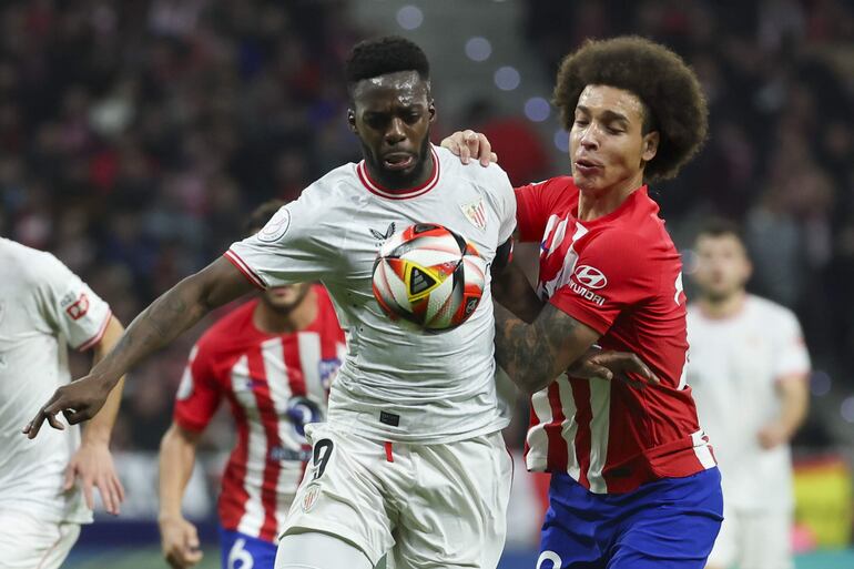 MADRID, 07/02/2024.- El delantero del Athletic, Iñaki Williams (i), disputa el balón ante el centrocampista belga del Atlético de Madrid, Axel Witsel, durante el encuentro correspondiente a la ida de las semifinales de la Copa del Rey que Atlético de Madrid y Athletic Club disputan este miércoles en el estadio Metropolitano, en Madrid. EFE/Kiko Huesca.
