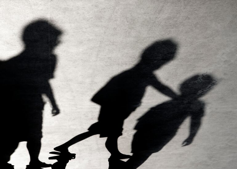 Sombras de tres niños