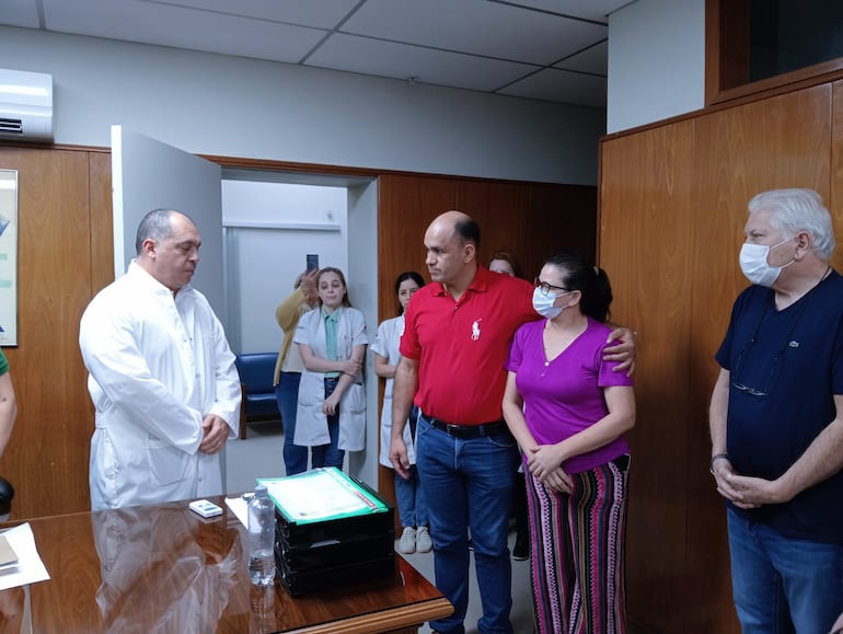 Los padres de la joven Mirian Luján Anahí Maidana Fretes (17) recibiendo el medicamento en Hospital Central del IPS.