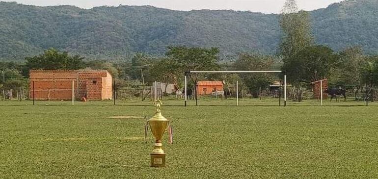 En Cerro León esperaron 94 años para ver campeón a Libertad y la Copa se exhibió en el campo liberteño rodeado rodeado por el frondoso paisaje verde.