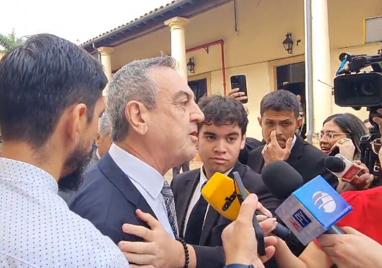 El diputado Yamil Esgaib contestando prepotentemente a los trabajadores de la prensa.