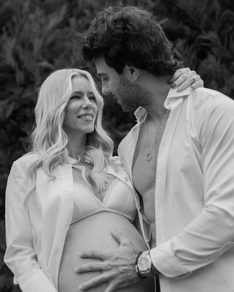 Nicole Neuman y Manu Urcera recibieron a su primer hijo juntos. La modelo también es madre de tres niñas. (Instagram/Nicole Neumann)