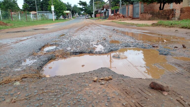 En más de una oportunidad esta zona fue reparado con cemento, pero el problema vial sigue sin ser solucionado.