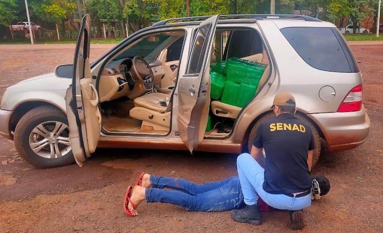 La marihuana era transportada en una camioneta de la marca Mercedes Benz.