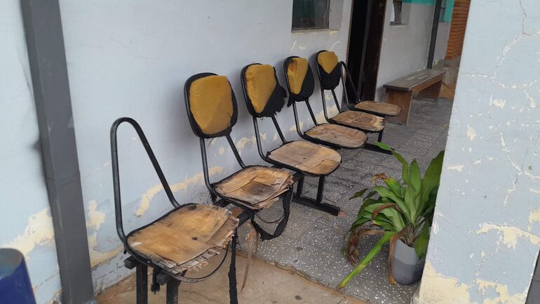 Estas son las sillas que utilizan los pacientes que llegan al centro de salud de la ciudad de San Antonio.