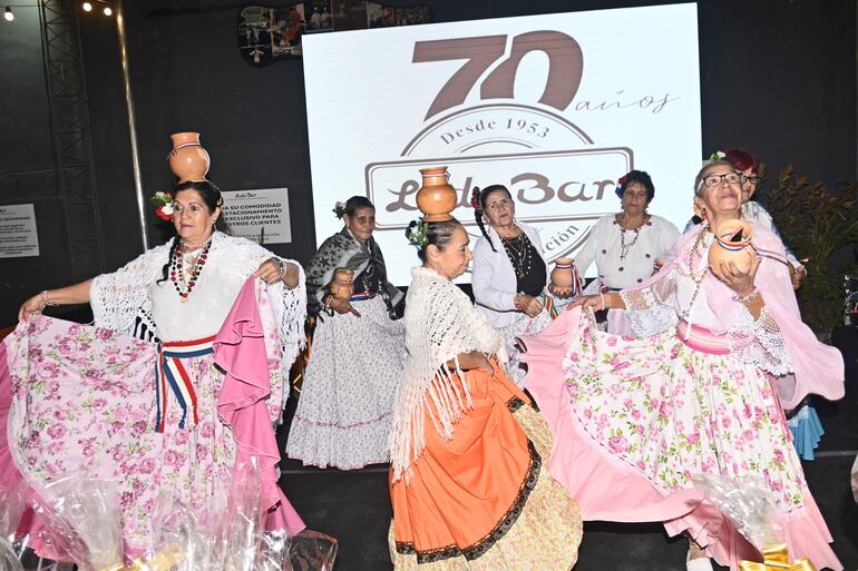 Las galoperas también se unieron al animado festejo de Lido Bar.