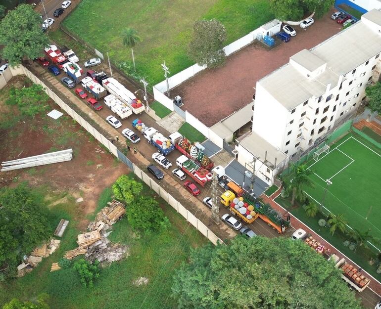 En una imagen captada desde un un dron se observa el convoy de camiones llegando a la fiscalía de Ciudad del Este.