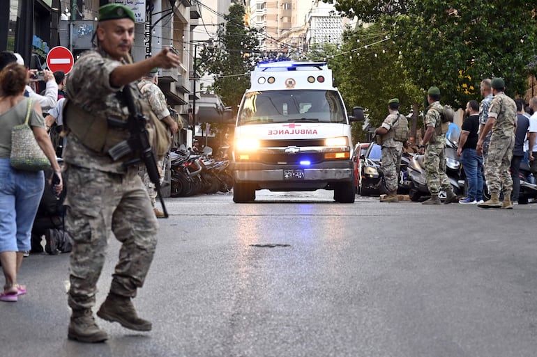 Una ambulancia se dirige a un hospital de Beirut con una persona herida por la explosión de un "biper", el martes.