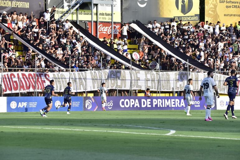 La bandera que colgaron los barras de Olimpia en el partido frente al Sportivo Trinidense por la novena jornada del torneo Apertura 2024 del fútbol paraguayo en el estadio Rogelio Silvino Livieres, en Asunción.