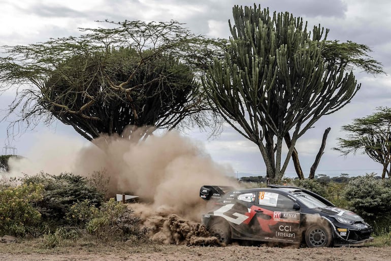 Takamoto Katsuta y Aaron Johnston, el Toyota GR Yaris Rally1 Hybrid, y una postal del Safari Rally 2024.