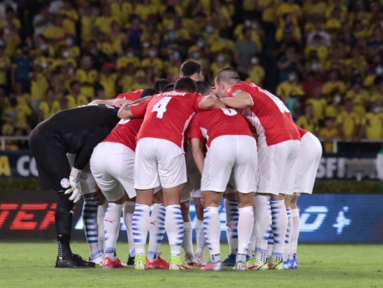 Los jugadores de la selección paraguaya antes del partido contra Colombia en Barranquilla por las Eliminatorias 2022.