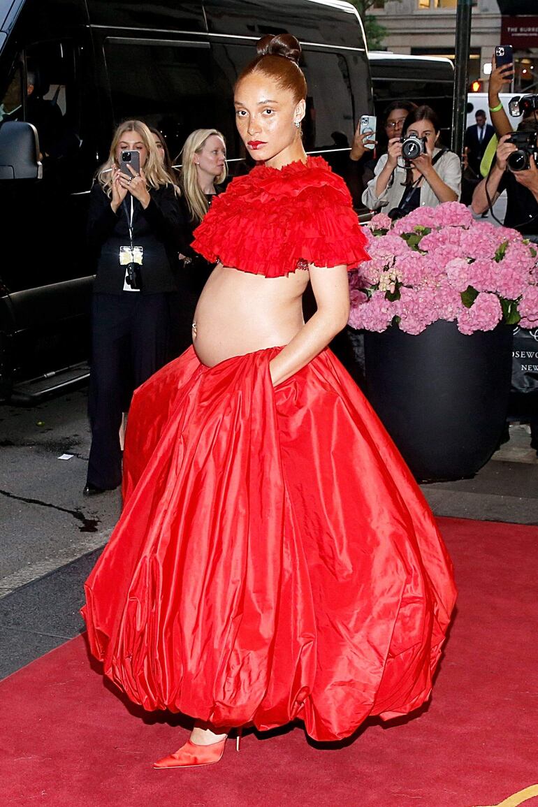 Adwoa Aboah con su adorable pancita se llevó todos los flashes de los medios presentes en la Met Gala 2024. (Dominik Bindl/Getty Images/AFP)
