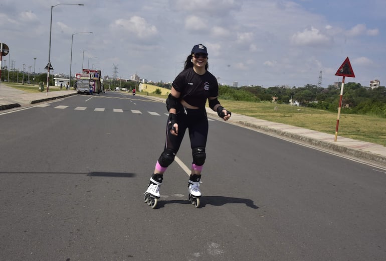 Pasear en rollers, es una de las actividades que la ciudadanía realiza esta mañana en la Costanera de Asunción, aprovechando que la calidad del aire ya es buena.