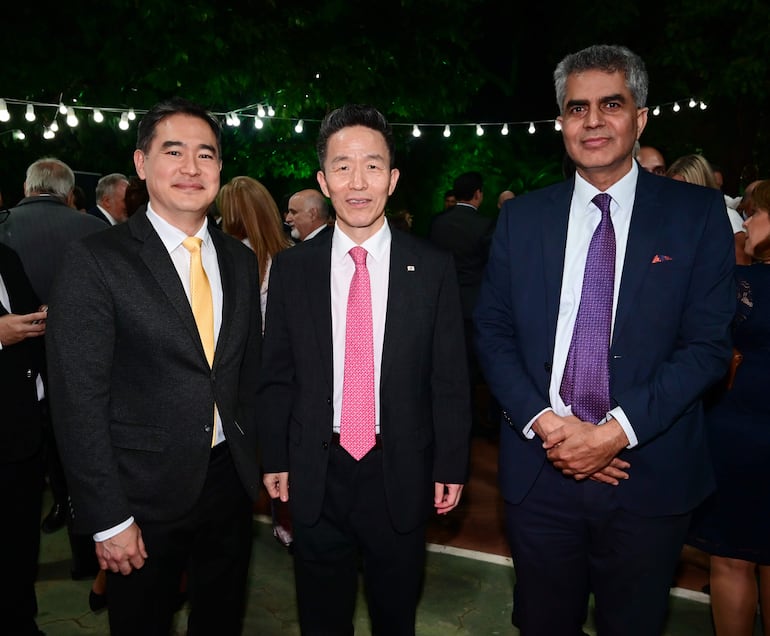 Rodrigo Morimoto, Chan-sik Yoon, embajador de Corea y Yogeshwar Sangwan, embajador de India.