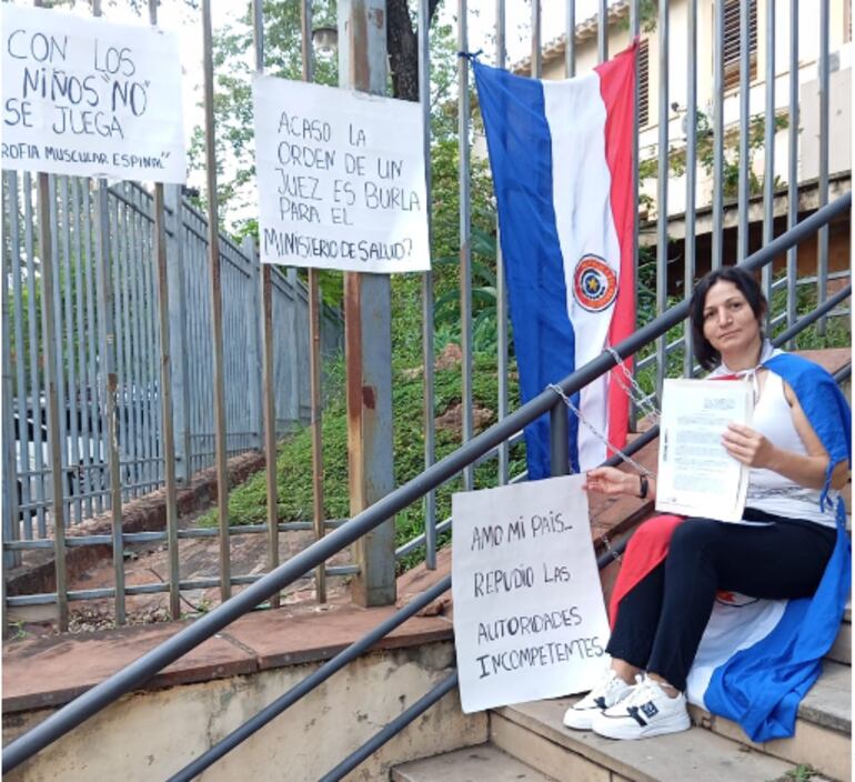 Ana Duarte, madre de Emma Centurión, se encadena frente al Ministerio de Salud.