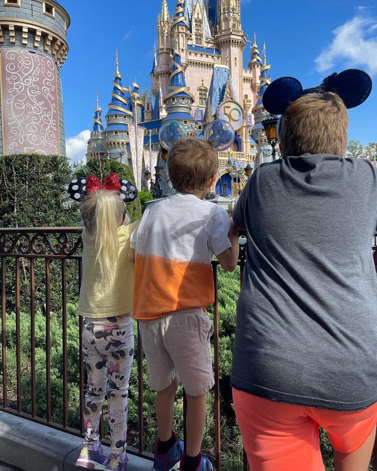 Los tres hijos mayores de Luisana Lopilato y Michael Bublé observando el icónico castillo de Disney. (Instagram/Luisana Lopilato)