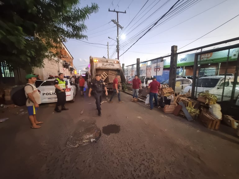 Tras riña, desalojan a vendedores ambulantes en el Abasto