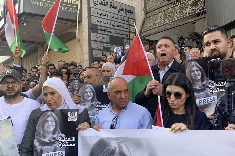 GRAF1516. RAMALA, 11/05/2022.- Cientos de palestinos se concentraron hoy en las oficinas de la cadena Al Yazira en Ramala para despedir a la periodista palestina Shireen Abu Akleh, que falleció esta mañana por un disparo en la cabeza en el marco de una redada del Ejército israelí en la ciudad cisjordana de Yenín. EFE/Yemeli Ortega
