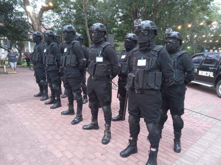 Agentes de la Policía Municipal de Yaguarón. La Policía Nacional cuestionó que salgan "enmascarados".