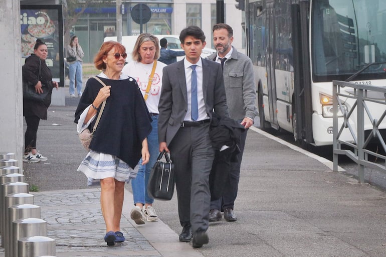 Gisèle Pelicot (i), acompañada de sus abogados Antoine Camus (d) y Stéphane Babonneau (2d) y de su hija, Caroline Darian (2i), llega este viernes a los tribunales de Aviñón, Francia, para la decimocuarta jornada del juicio contra su ex marido, Dominique Pelicot, por haberla presuntamente drogado y violado durante 10 años, para también ofrecerla a más de medio centenar de hombres, de entre los cuales hay 50 acusados. EFE/ Edgar Sapiña