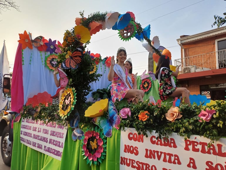 Desfile de jóvenes en San Juan Bautista, Misiones.