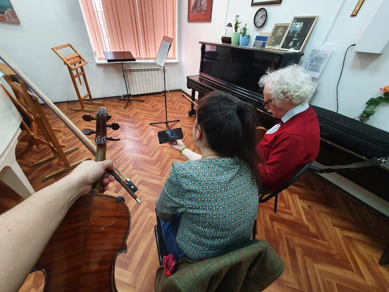 Juan Ignacio López, compartió una fotografía de su clase de violín en Rusiai