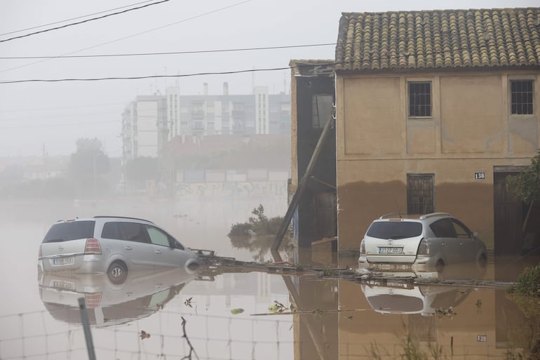  Vista general de una alquería en Sedaví anegada a causa de las lluvias torrenciales de las últimas horas. 