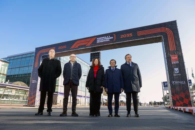 La presidenta de la Comunidad de Madrid, Isabel Díaz Ayuso (c); el presidente de IFEMA, José Vicente de los Mozos (i); el presidente de la Cámara de Comercio de Madrid, Ángel Asensio (d); el alcalde de Madrid, José Luis Martínez Almeida (2d); y el presidente y CEO de la Fórmula 1, Stefano Domenicali (2i) en la llegada para la presentación del Gran Premio de España de Fórmula 1 de Madrid, en IFEMA, Madrid.