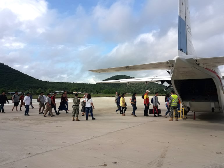 Aviòn de la SETAM, cumpliendo servicio en el aeropuerto de Fuerte Olimpo en el Alto Paraguay.