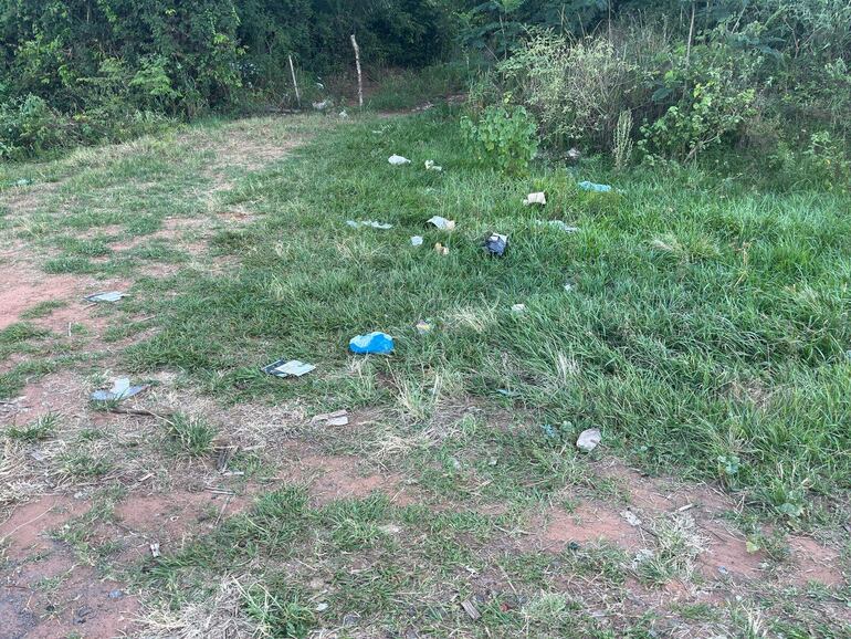 Al costado de la ruta PY01, en la zona de circunvalación, también hace falta levantar la basura.