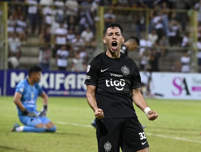 Carlos Arrúa, futbolista de Olimpia, celebra un gol en el partido frente a Tacuary por la segunda fecha del torneo Apertura 2024 del fútbol paraguayo en el estadio Villa Alegre, en Encarnación, Paraguay.