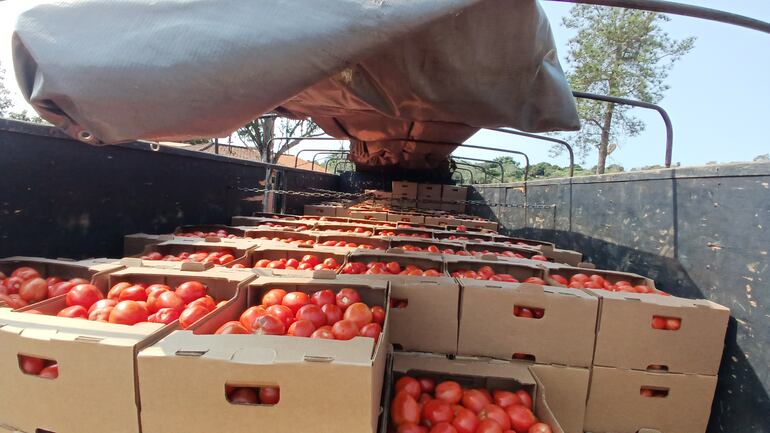 Un camión decomisado con 6 mil kilos de tomate, presumiblemente de contrabando, en Caaguazú.