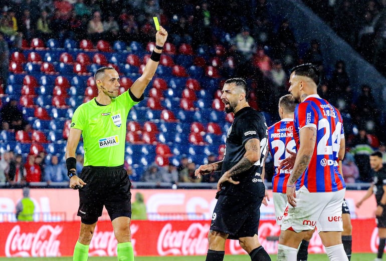 El árbitro Juan Gabriel Benítez (i) en el superclásico Cerro Porteño vs. Olimpia por el fútbol paraguayo en el estadio La Nueva Olla, en Asunción.