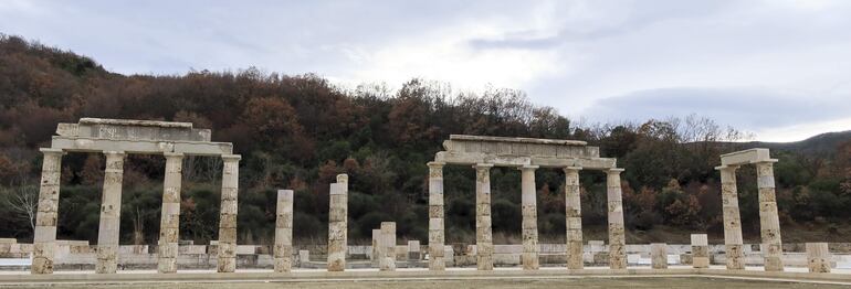 El Palacio de Filipo II, padre de Alejandro Magno, se reabre mañana viernes al público en el pueblo de Vergina (Grecia), la antigua capital del imperio macedonio, tras más de 16 años de arduas obras para recuperar y restaurar las ruinas del edificio más grande de la Grecia clásica.