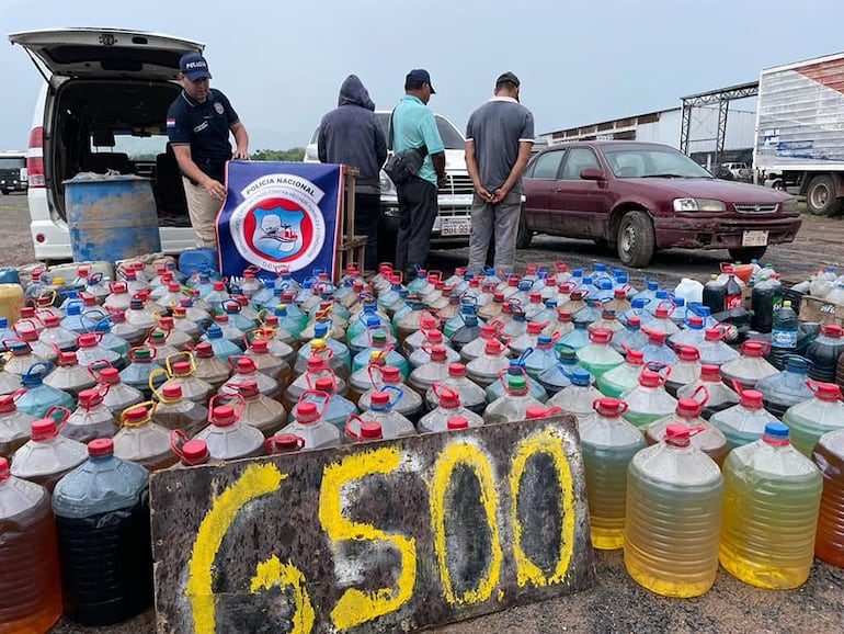 Tres detenidos tras operativo de incautación de combustible de contrabando.