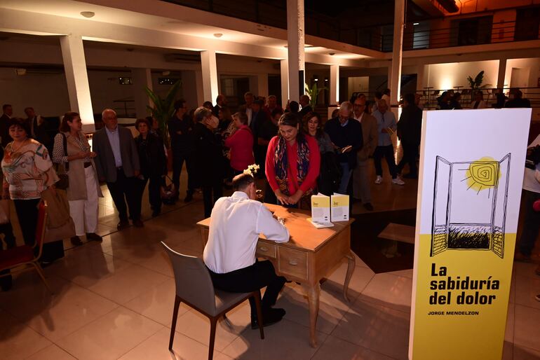 Jorge Mendelzon firma ejemplares de "La sabiduría del dolor". Lo recaudado en el acto de lanzamiento será destinado a la Fundación Providencia, que brinda albergue a pacientes con cáncer.