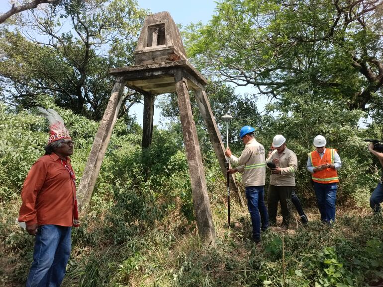 El cacique Maká Mateo Martínez (i) frente al monolito al gral. ruso Ivan Belaieff en Chaco’i, cerca del puente “Héroes del Chaco”, referencia de su cementerio.