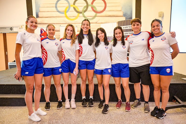 Las Aguará, integrantes de la selección nacional de hockey 5, que competirán en enero del año entrante en Muscat, Omán.