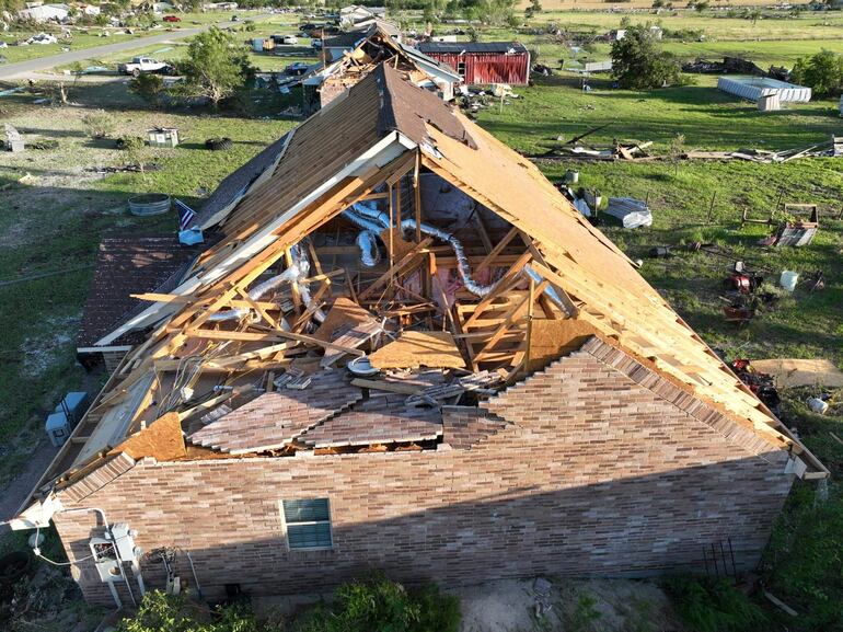 Vista aérea del daño que causó a una casa uno de los tornados que azotó a varios estados en Estados Unidos.