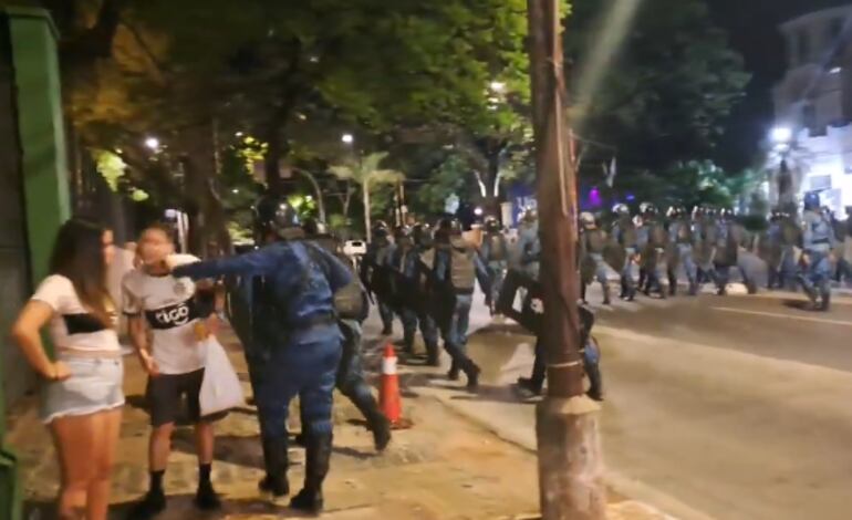 Momento de la repentina y violenta agresión de un policía a un hincha olimpista, sobre General Santos casi Mariscal López.