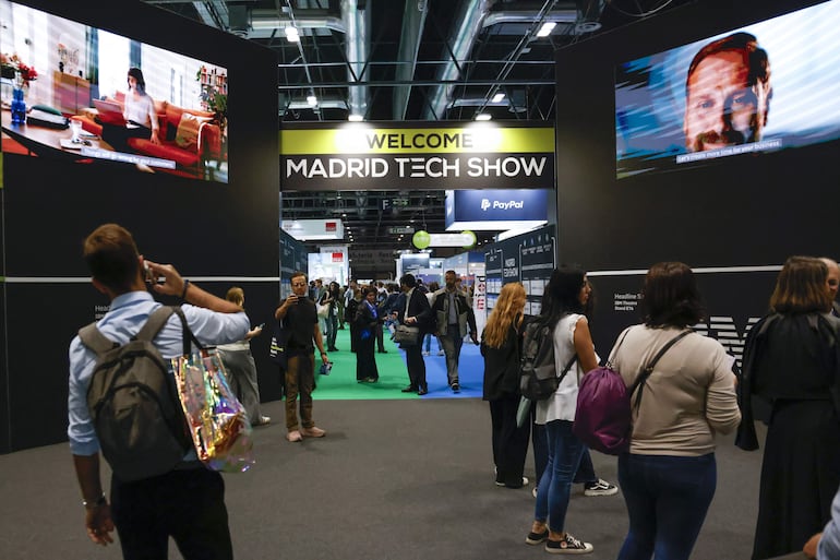 Vista de uno de los estands de la feria tecnológica "Tech Show" de Madrid. Un evento que reúne en IFEMA a 400 expositores que mostrarán las tecnologías más disruptivas o nuevas formas de inteligencia artificial y a representantes de las empresas más importantes del sector para debatir si éstas pueden llegar a ser "bolas de cristal" para combatir la ciberdelincuencia o sobre los temores que generan.