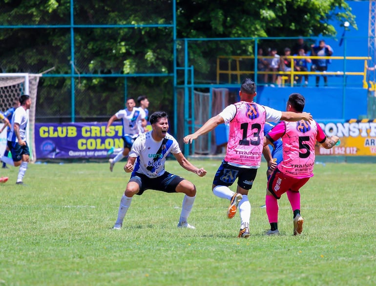 Celebración de la victoria de Atlántida contra Colón JAS por 2-1.