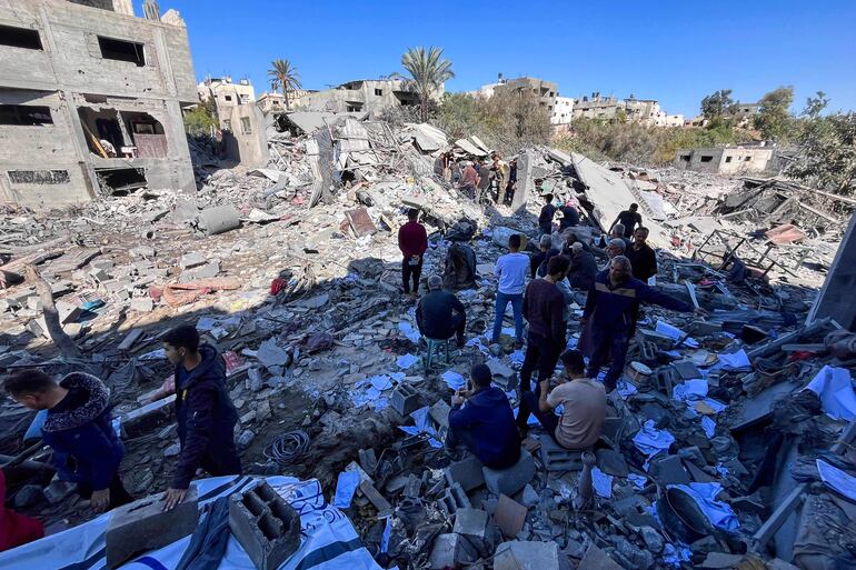 Búsqueda de personas desaparecidas entre los escombros después de un bombardeo israelí, norte de Gaza, 30 de octubre de 2024 (AFP)