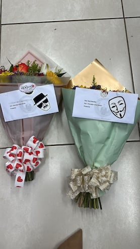 Los ramos de flores que fueron enviados a la sede fiscal, con las notas conteniendo amenazas dirigidas a la fiscala Ruth Benítez y la denunciante del empresario Luis Montanaro.