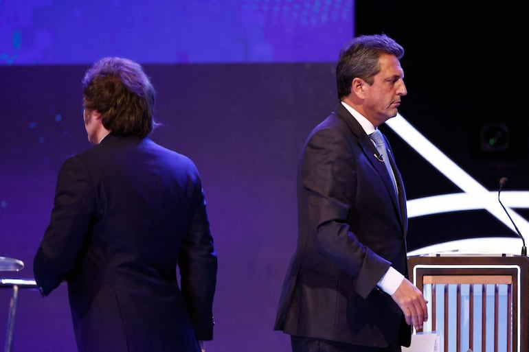 El canidato de La Libertad Avanza, Javier Milei (i) y el ministro de Economía y presidenciable, Sergio Massa, durante el debate de ayer.  (AFP)