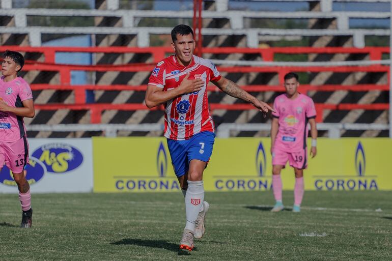 Alberto Montiel celebra el primer gol albirrojo, entre Nazareno Palavecino y Thiago Villalba. (Foto: APF)