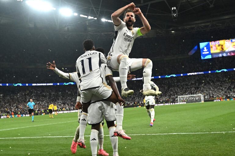 Los jugadores del Real Madrid celebran un gol en el partido frente al Borussia Dortmund en la final de la Champions League 2023-2024 en el estadio de Wembley, en Londres, Inglaterra.