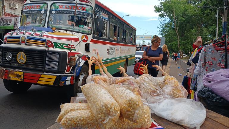 choclo, gallina desplumada listas para vender en la vereda del paseo central