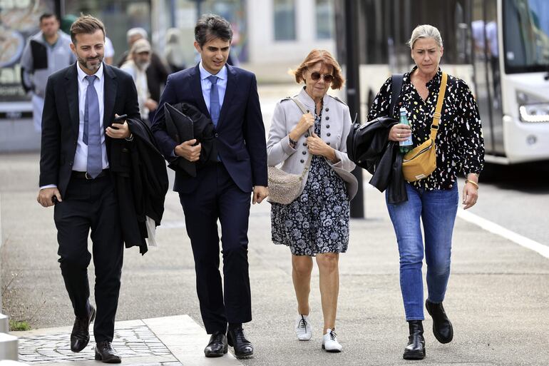 Gisele Pelicot, segunda de la izquiera, su hija Caroline Darian (izquierda) y sus abogados Stephane Babonneau y Antoine Camus.