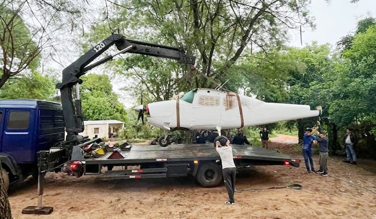 La avioneta que se había estrellado en 2017 pero que estaba siendo restaurada por el mecánico de la FAP en Limpio.